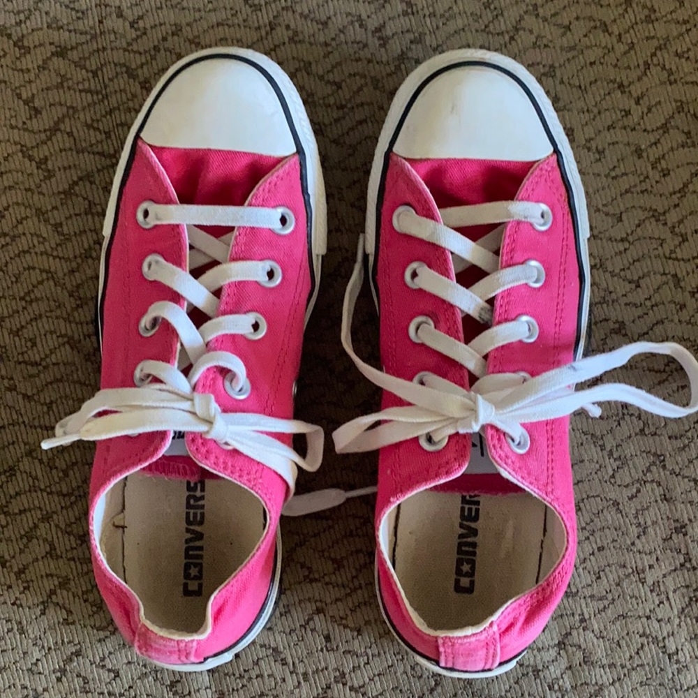 Very lightly worn bright pink converse lace ups